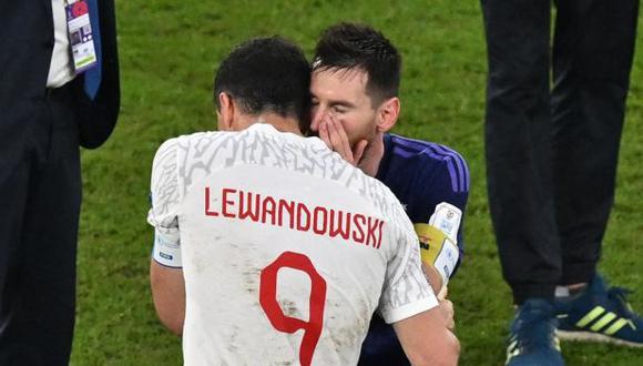 Lionel Messi y Lewandowski se cruzaron al final del Argentina-Polonia en Qatar 2022. (Foto: AFP)