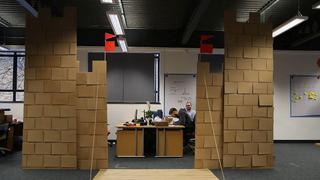 Un castillo de cartón se instaló en medio de esta oficina