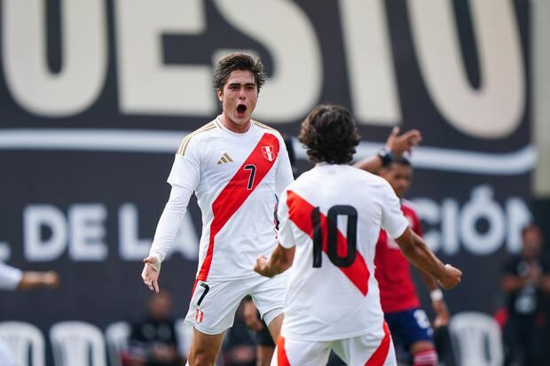 Juan Pablo Goicochea celebrating his goal with Bassco Soyer.  (Photo: FPF)