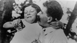 Quién fue Svetlana Alliluyeva, la hija de José Stalin que huyó a EE.UU.