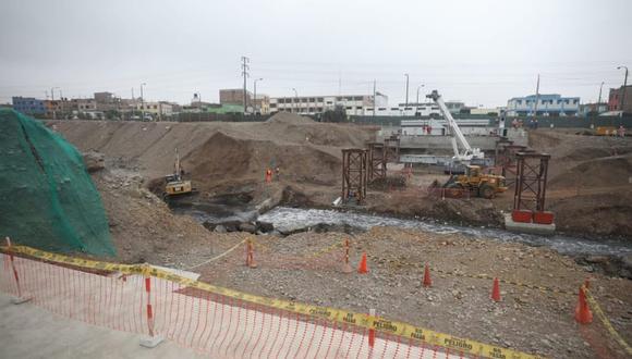 Se han instalado 6 de las 10 torres de acero provisionales que servirán de soporte para el montaje de la estructura metálica principal. (Foto: Britanie Arroyo / @photo.gec)