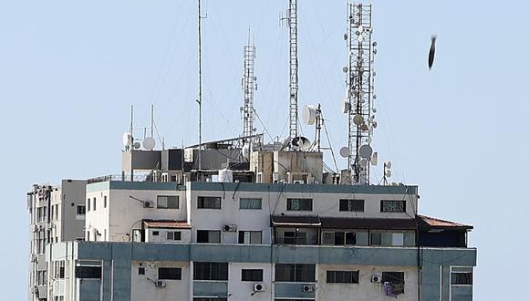 Una bomba golpea la Torre Jala durante un ataque aéreo israelí en la ciudad de Gaza. (Foto de Mahmud Hams / AFP).