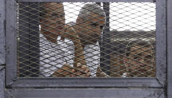 Egipto sentencia a prisión a tres periodistas de Al Jazeera
