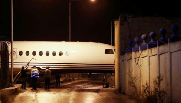 El avión, un jet de negocios, se empotró contra el muro del aeropuerto. (Foto: Reuters)