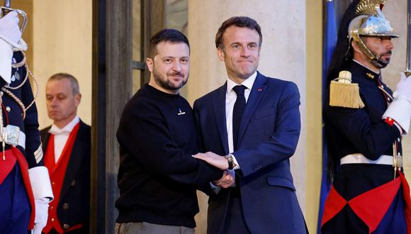 El presidente de Ucrania, Volodymyr Zelensky, es recibido por el presidente de Francia, Emmanuel Macron, a su llegada al palacio presidencial del Elíseo en París el 14 de mayo de 2023. (Foto de Ludovic MARIN / AFP)