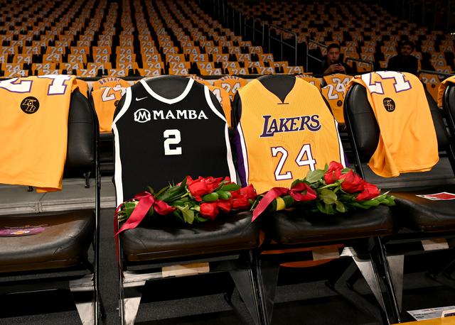 Los Lakers despidieron a Kobe Bryant con una emotiva ceremonia en el Stpales Center en la previa al Lakers vs. Blazers | Foto: Agencias