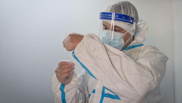 Un trabajador de la salud realiza pruebas de coronavirus COVID-19 en Mar del Plata, Argentina, el 11 de enero de 2022. (Mara Sosti / AFP).