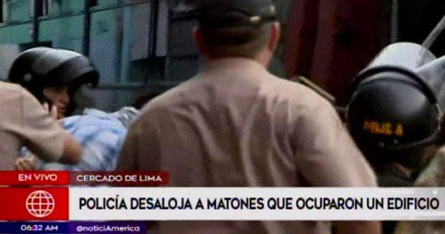 Policía desalojo a sujetos que ocuparon edificio de jirón Caylloma (Captura: América Noticias)