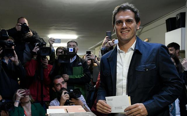 El líder de Ciudadanos, Albert Rivera, dijo a la prensa que hacía falta una gran participación para cambiar el gobierno y “abrir una nueva era”. (AFP).