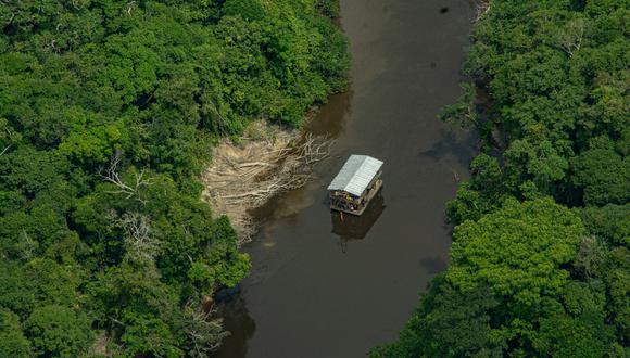 Imagen principal: Draga en el río Purité entre Brasil y Colombia, al límite del Parque Nacional Amacayacu. Crédito: Alianza Regional Amazónica para la Reducción de los Impactos de la Minería de Oro.