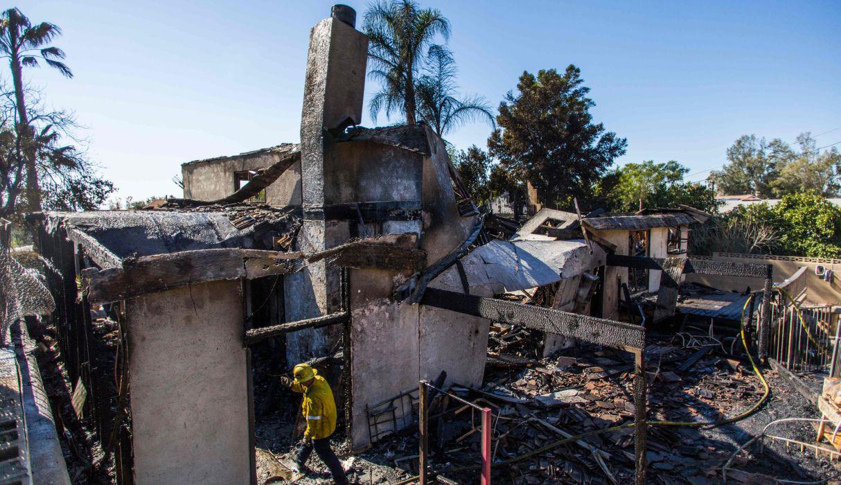 El Servicio Nacional de Meteorología informó que, aunque las alertas rojas seguirán vigentes en la zona de Los Ángeles y Ventura, las condiciones han mejorado. (Foto: AFP)