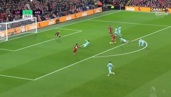 El Liverpool solo necesitó 120 segundos para revertir el duelo contra Arsenal. Nuevamente apareció Roberto Firmino para sacudir las redes rivales, pero antes regaló una exhibición magnífica amagues. (Foto: captura de pantalla)