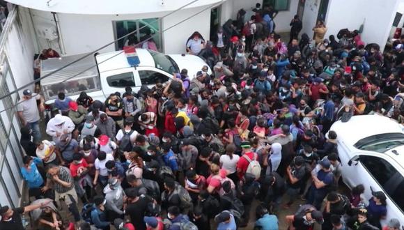 En un video de AFP, se observa el grupo en un patio de instalaciones del INM y el momento en el que un funcionario va llamando por nombre y apellido a los migrantes, que a su vez abordan autobuses escoltados por policías antimotines. (Foto: AFP).