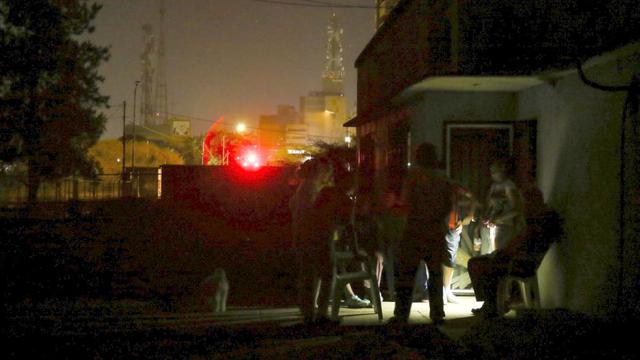 Apagón en Venezuela | Caos, desabastecimiento y muertes: El país petrolero vive más de 60 horas sin energía. (Reuters)