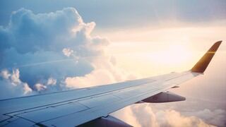 El preciso momento en que una pieza del avión casi se desprende en pleno vuelo