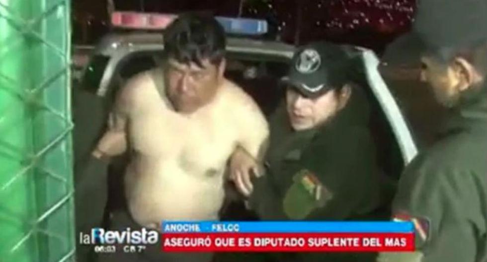 El diputado suplente Domingo Soto, del Movimiento al Socialismo (MAS), intentó tomar un avión de regreso a la capital, La Paz. | Foto: Unitel TV / Captura