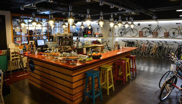 Vélocité Café, Lisboa. Este lugar se ha convertido en uno de los preferidos por los ciclistas en la capital portuguesa. Se puede tomar café o comer algo en cualquier momento del día. (Foto: www.velocitecafe.com)