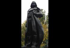Lenin es llevado al lado oscuro de la fuerza... lo convierten en Darth Vader