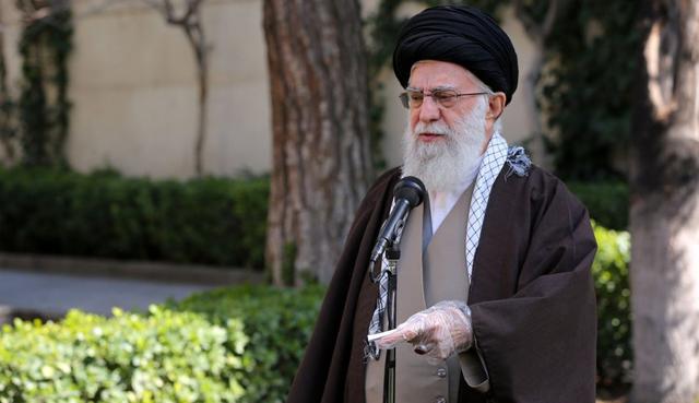 El líder supremo de Irán, Ali Jamenei, apareció públicamente este martes con las manos protegidas en medio de la creciente preocupación en el país por el nuevo coronavirus. (AFP).