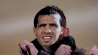 Hinchas del West Ham usaron máscaras de Carlos Tevez para recordarle el descenso a su rival