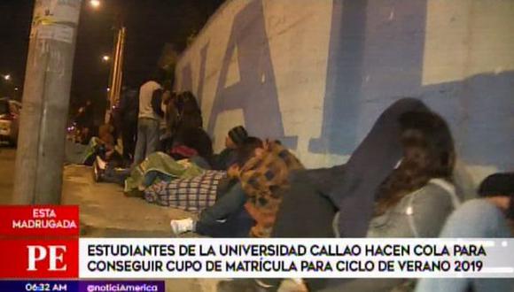 Un gran número de estudiantes de la Universidad Nacional del Callao pasaron la noche en los exteriores de la casa de estudios. (Captura: América Noticias)
