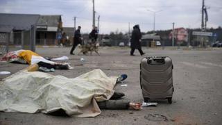 La huida desesperada de civiles ucranianos por los ataques rusos en Irpín