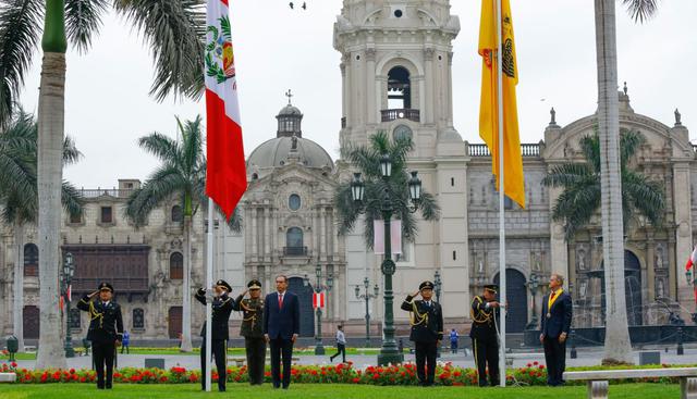 El presidente de la República, Martin Vizcarra, y el alcalde de Lima, Jorge Muñoz participaron en la ceremonia de izamiento de banderas y colocación de ofrenda floral por el 484° Aniversario de fundación de la ciudad de Lima. (Andina)