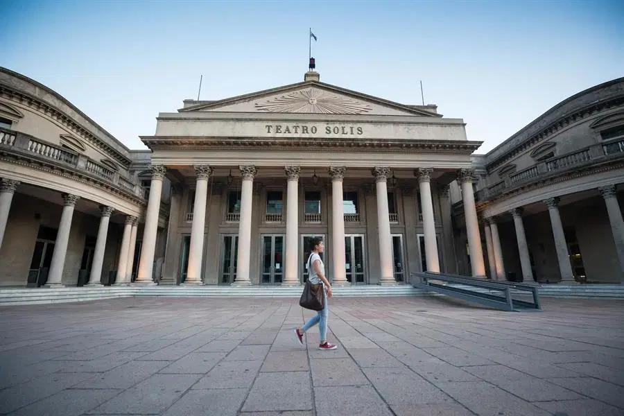 CNN Travel recomienda 21 destinos para visitar cuando se recobre la normalidad. En la imagen, el Teatro Solís, en Montevideo (Uruguay). (Foto: EFE)