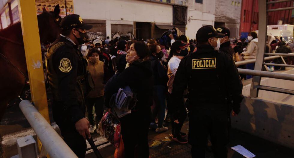 Tras ser retirados, algunos de ellos intentaron cruzar la avenida Garcilaso de la Vega. Foto: Cesar Grados/GEC