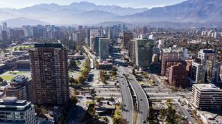 Chile reporta nuevo récord diario de muertes por coronavirus con Santiago en cuarentena total