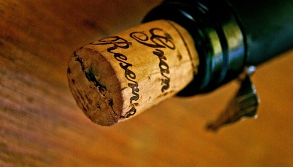 Descubre tres trucos caseros para volver a poner corchos a las botellas de vino. (Foto: Pixabay/weinstock).