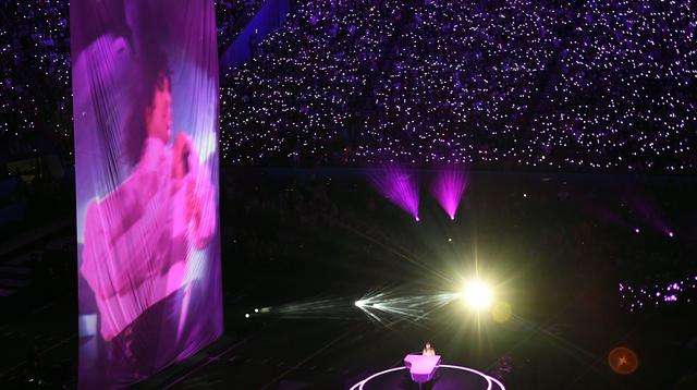 Justin Timberlake, gracias a efectos visuales, cantó junto a una proyección del fallecido Prince en el evento deportivo Super Bowl 2018. (Foto: AFP)