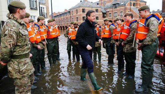 David Cameron visita zonas inundadas de Inglaterra