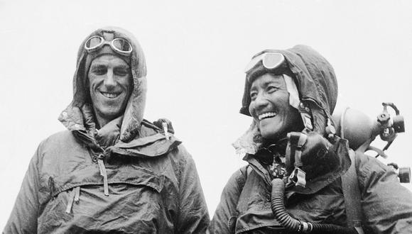 Edmund Hillary (I) y el sherpa Tenzing Norgay (D) alcanzaron la cumbre del Everest de 29,035 pies el 29 de mayo de 1953, convirtiéndose en las primeras personas en pararse en la cima de la montaña más alta del mundo. (Foto de AP)