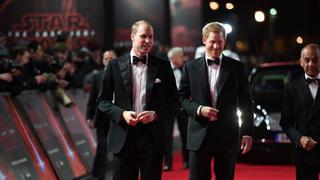 Príncipes Guillermo y Enrique asisten al estreno de "Star Wars"