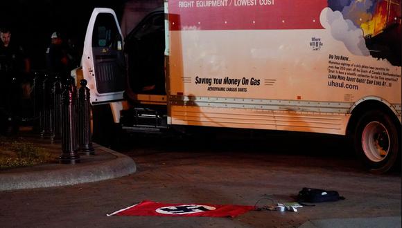 Una bandera nazi y otros objetos recuperados de un camión alquilado se muestran en el suelo mientras el Servicio Secreto de EE. UU. y otras agencias policiales investigan el camión que se estrelló contra las barreras de seguridad en el Parque Lafayette frente a la Casa Blanca en Washington. . REUTERS/Nathan Howard