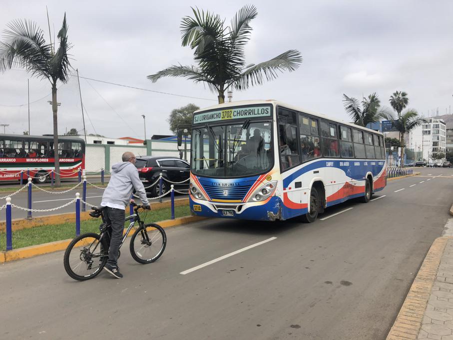 Un solitario ciclista detiene marcha de bus en sentido contrario (Foto: Twitter de @juancarlosluján)