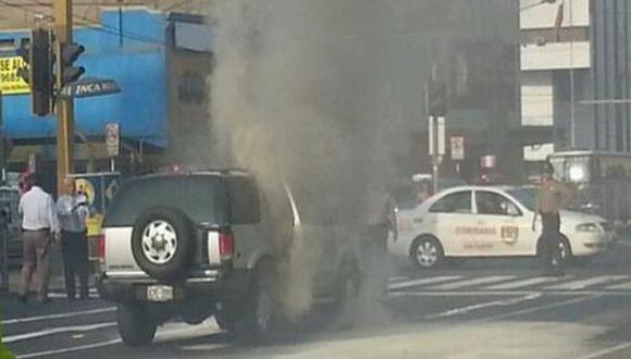Ica: intentan incendiar vehículo para magistrados frente a PJ