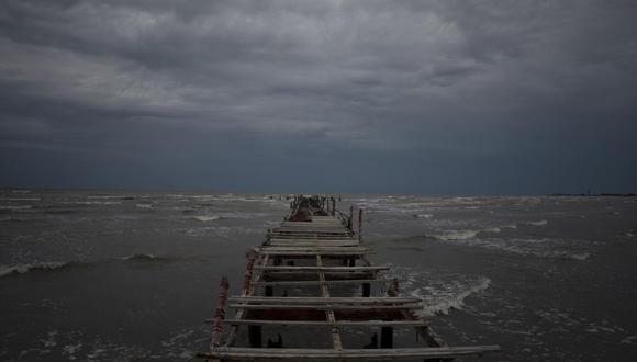 Las olas se levantan bajo un cielo oscuro a lo largo de la costa de Batabano, Cuba.
