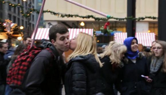 YouTube: consigue decenas de besos usando un arnés con muérdago
