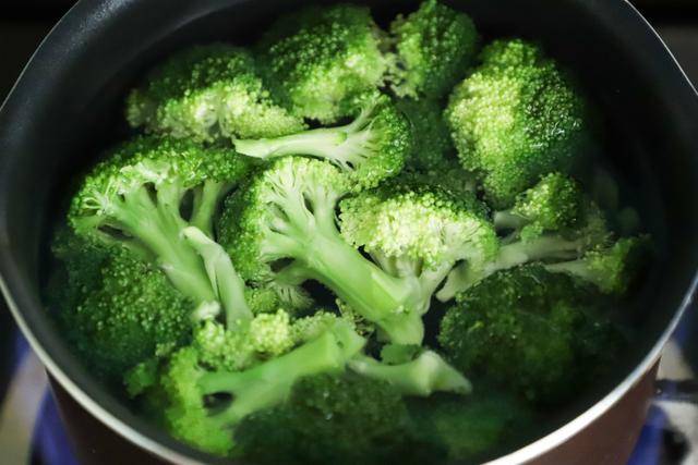 Expertos aseguran que el tallo del brócoli tiene las mismas propiedades que la cabeza. (Buenosia Carol|Pexels)