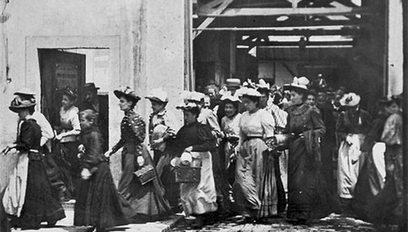 Una escena de la primera película de la historia, "La salida de obreros de la fábrica Lumiére", el 22 de marzo de 1895. (Foto de Lumiére)