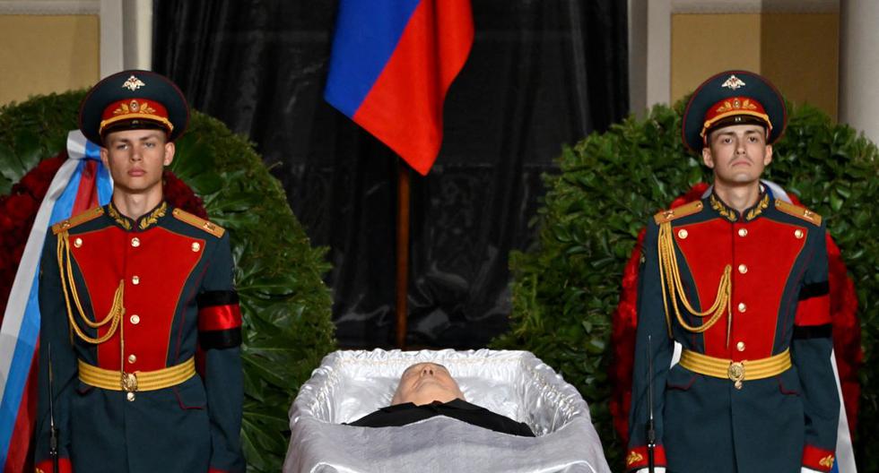 Los guardias de honor se paran junto al ataúd de Mijail Gorbachov, el último líder de la Unión Soviética, durante un servicio funerario en el Salón de Columnas de la Casa de los Sindicatos en Moscú, el 3 de septiembre de 2022. (ALEXANDER NEMENOV / AFP).