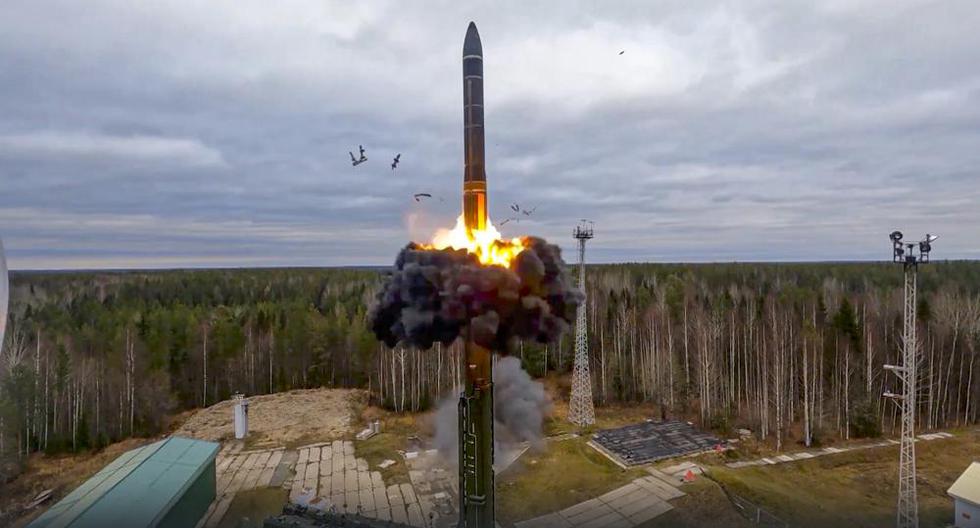 En esta foto tomada de un video publicado por el Servicio de Prensa del Ministerio de Defensa de Rusia el miércoles 26 de octubre de 2022, se prueba un misil balístico intercontinental Yars. (Servicio de prensa del Ministerio de Defensa de Rusia vía AP).