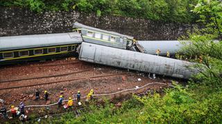 Un muerto y 127 heridos tras descarrilamiento de un tren en China por deslizamiento de tierra  | FOTOS