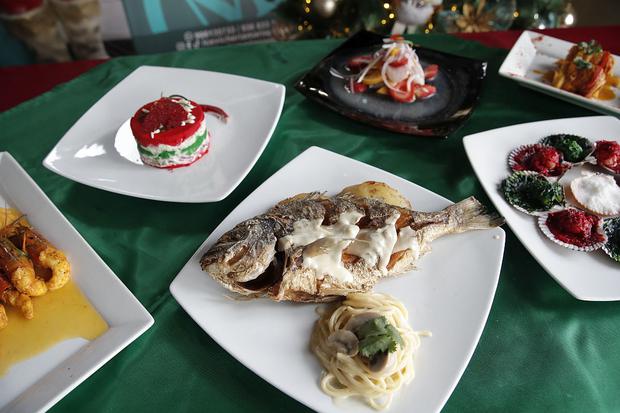 Christmas dishes can be ordered individually.  In the photo you can see the Christmas menu of the María Pastor cevichería where they offer shrimp with orange sauce, fried cheetah with bechamel sauce and mushrooms, cause with double filling, fruit ceviche, Parmesan shells and fish wrapped in bacon with Arabic rice .  (Renzo Salazar / GEC)
 