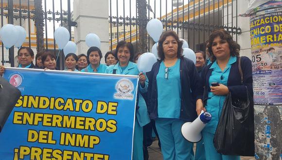 Enfermeras de Minsa protestan en el frontis del hospital Dos de Mayo. (Foto: Zulma Treviño / Facebook)