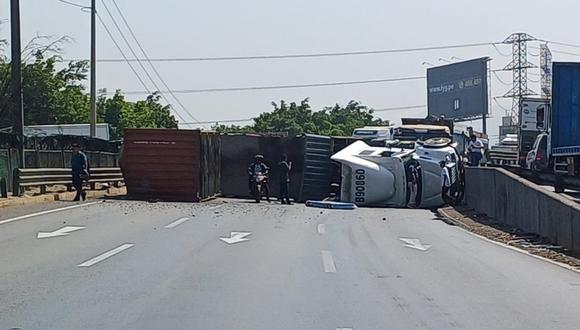 El conductor habría perdido el control en la Panamericana Sur, según información preliminar. (Foto: Lima Expresa)