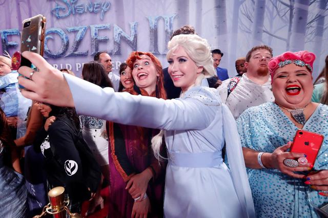Fans esperan afuera del teatro Dolby para la premiere de "Frozen 2". (Foto: Reuters)