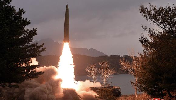 Un misil lanzado por una unidad del Ejército Popular de Corea, a cargo de misiones operativas en el frente occidental, en un lugar no revelado en Corea del Norte, el 14 de marzo de 2023. (Foto de KCNA VIA KNS / AFP)